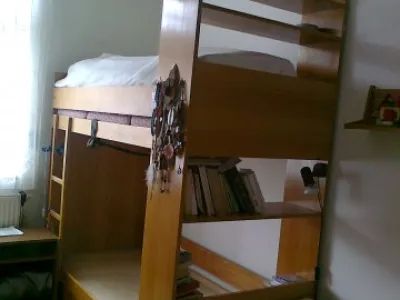 Patrová postel s regály