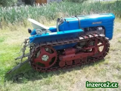 koupim pasovy traktor (popř. buldozer)