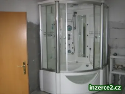 Sprchový kout s vanou a vířivkou