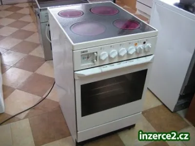 Sporák sklokeramický ZANUSSI - šíře 50 cm, horkovzduch
