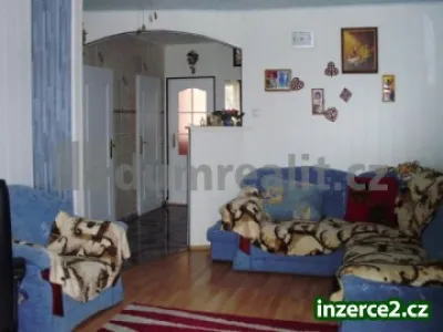 nabízím slušný a čistý po rekonstrukci v panelovém bytě  v 1+3  1 pokoj se zařízením