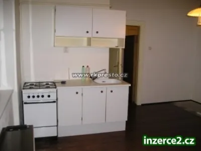 Pronájem prostorné garsonky, ČB.