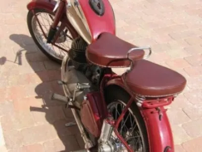 ČALOVNĚNÍ SEDADEL NA MOTO VETRÁNÍ