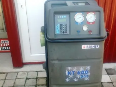 Plnička klimatizace