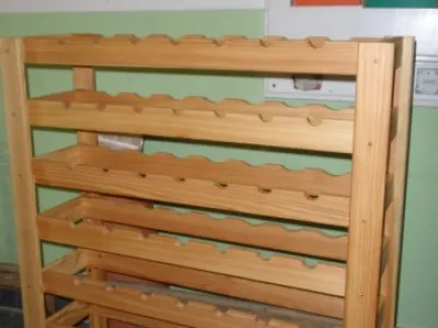 STOJAN NA VÍNO Z MASIVU