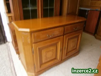 řezbovaná rustikální komoda