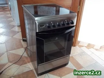 Sporák sklokeramický INDESIT nerez - šíře 50 cm horkovzduch digitál