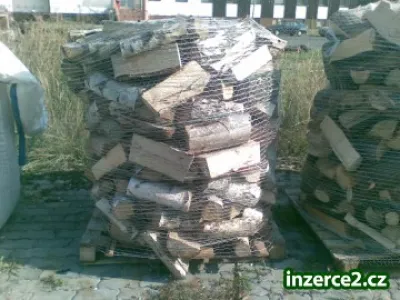 Štípané dřevo 33cm na paletě v síťovině