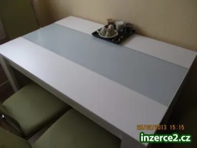 Stůl se židlemi