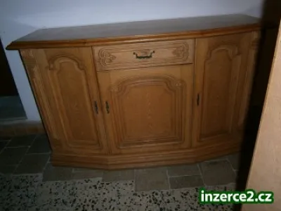 menší rustikální komoda v dubu
