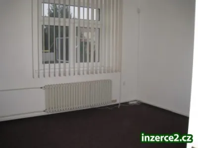 Pronájem kanceláře (19m2) + spol. místnost (12m2) + kuchyňka + soc. zař., Praha 10 (Hostivař)