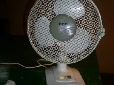 Stolní ventilátor zn: ECG. Počet rychlostí dvě. Cena 300 Kč. Tel: 737 578 737