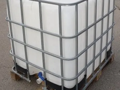 IBC nádrž 1000L s klecí na dřevěné paletě
