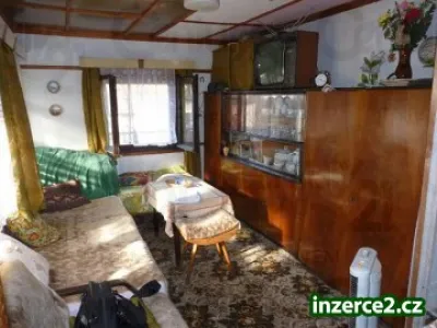Pěkná chatka s garáží a zahradou 443m2, obec Lešany