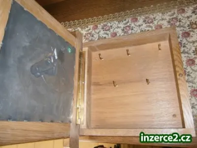 schránka na klíče-rustikální (plný dub.masiv s plastikou koně v čistém cínu)