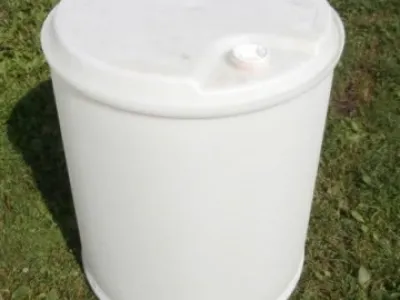 Plastový 200 L sud na vodu, na molo, uzavíratelný