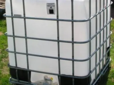 1000l IBC kontejner s klecí (plastová nádrž, sud)