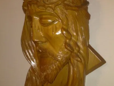 Dřevěná hlava Ježíša
