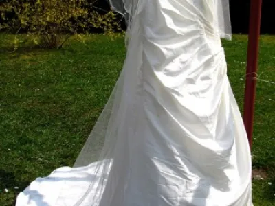 Svatební šaty s vlečkou + závoj s perličkami
