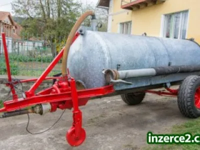 Fekál 3.000L s vývěvou. Oboustraný pozink. Pěkný!
