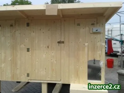 Kurník pro slepice s elektrickými dvířky