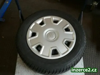 Zimní pneu+plechové disky+origo. plastové poklice Ford