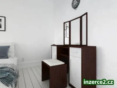 Nový toaletní stolek s taburetkou