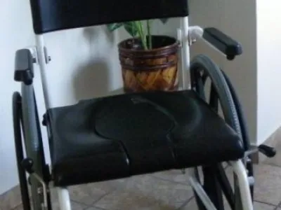 Invalidní sprchovací vozík