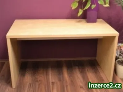 Několik stolů stejného typu. Všechny z masivu.