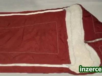 Teplý dětský fusak na zimu s bílým kožíškem.