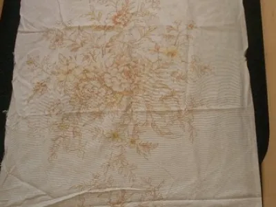 látka použitá na závěsy 8 ks celkem 6.42 m2