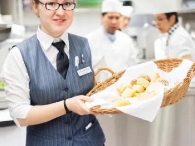 KÖCHE UND SERVICE GESUCHT
