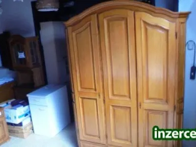 trojdílná rustikální šatní skříň