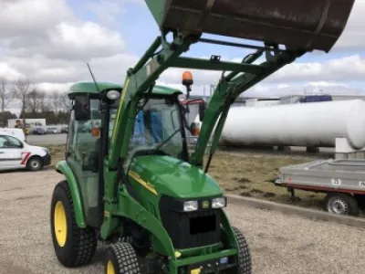 John Deere 3520 traktor s čelním nakladačem a příslušenstvím