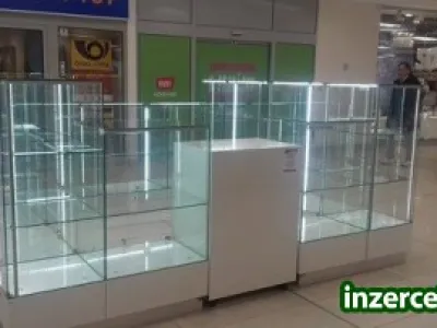 Pěkný prosklený stánek.