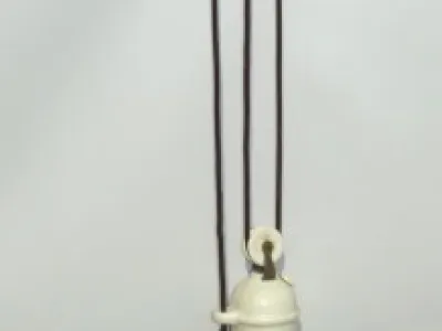 Stará stahovací lampa do kuchyně