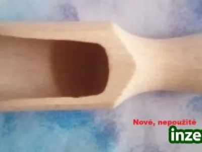 Malá dřevěná lopatka na koření